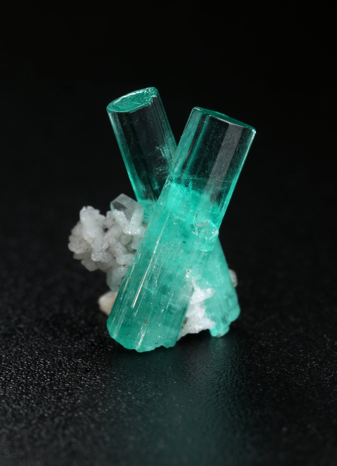 Beryl (variety emerald), Albite (variety cleavelandite), Pyrite
both crystals are 15mm long
(Autor: Fiebre Verde)