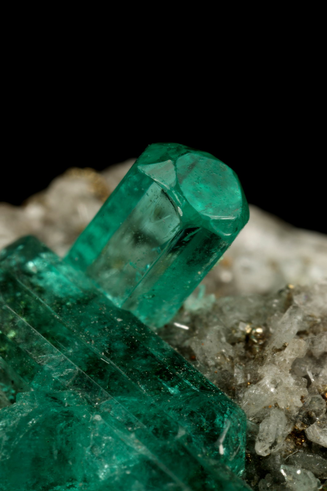 Beryl (variety emerald), Calcite, Pyrite
largest xl=11mm
(Autor: Fiebre Verde)