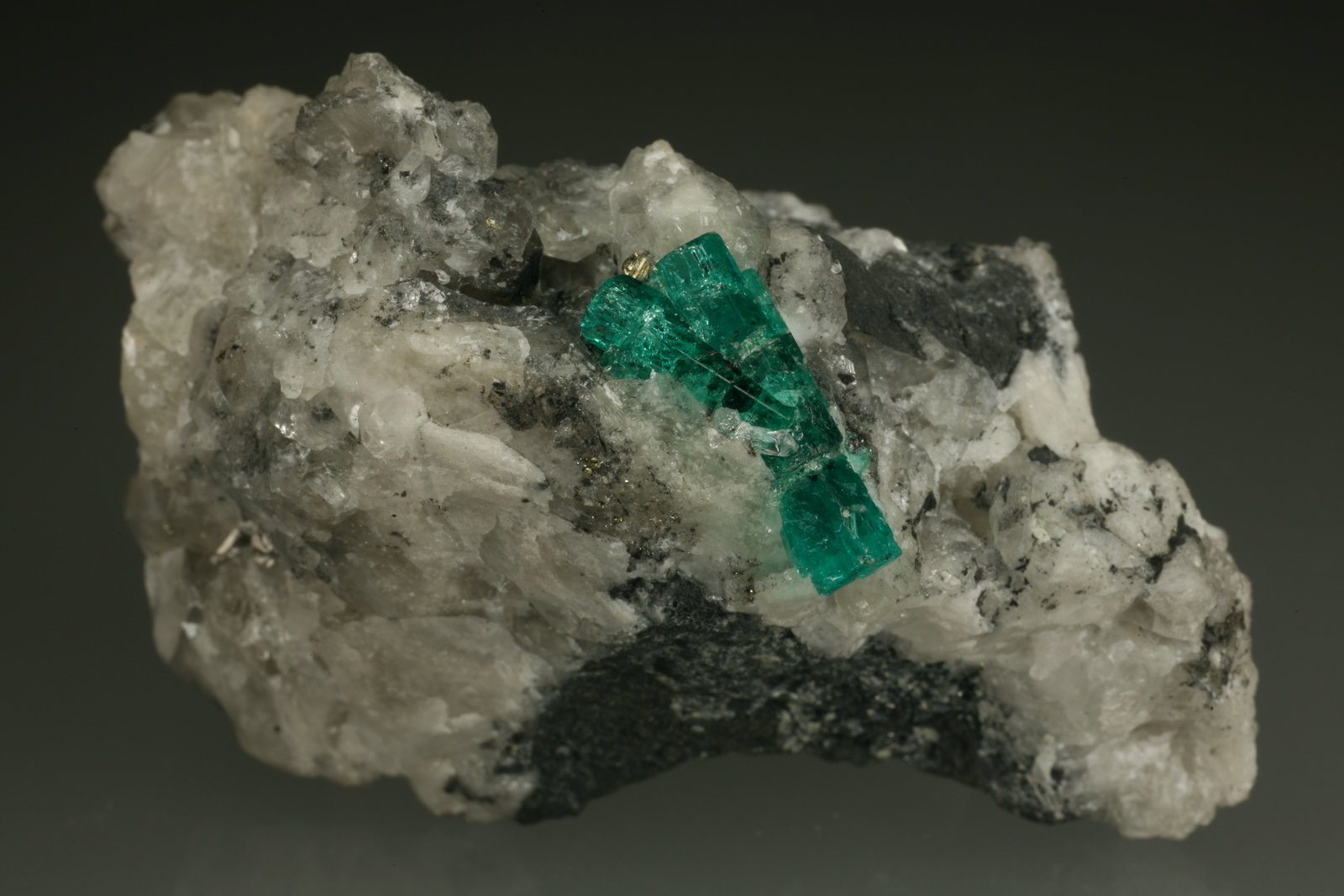 Beryl (variety emerald), Calcite, Pyrite, Quartz
60x35mm, main xl=16mm
(Autor: Fiebre Verde)