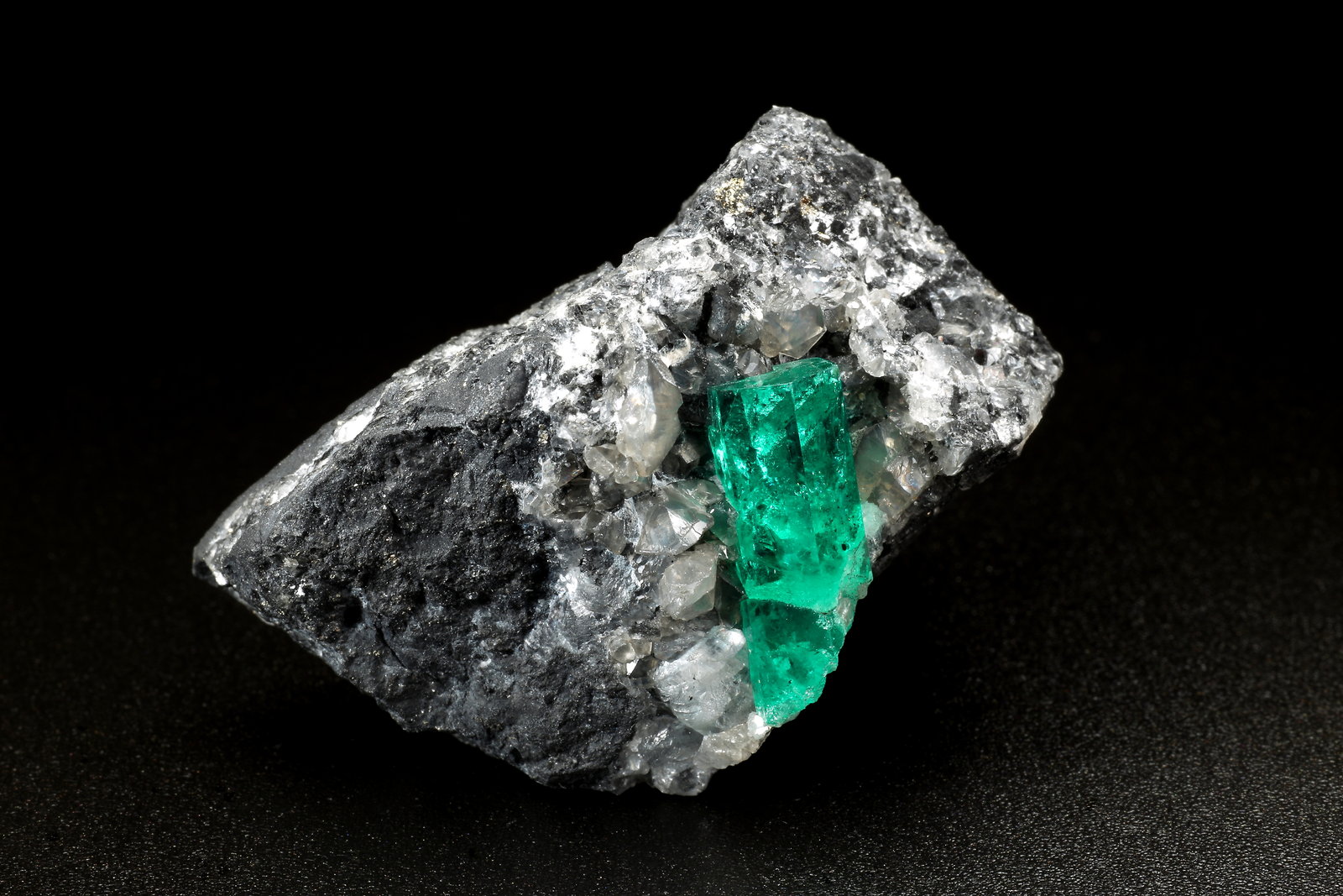 Beryl (variety emerald), Calcite, Dolomite, Pyrite
41x31x25mm, xl=17mm
(Autor: Fiebre Verde)