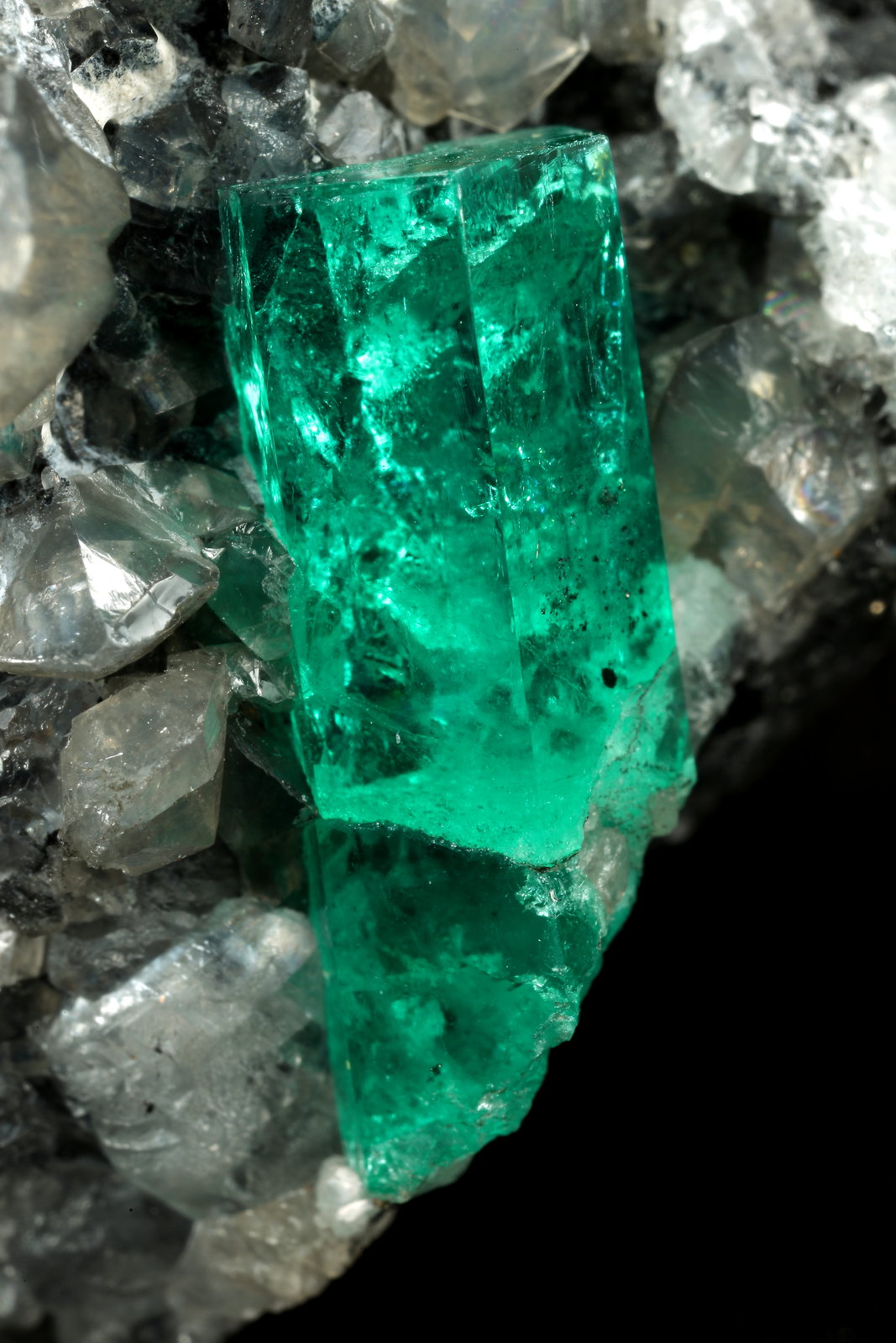 Beryl (variety emerald), Calcite, Dolomite, Pyrite
41x31x25mm, xl=17mm
(Autor: Fiebre Verde)