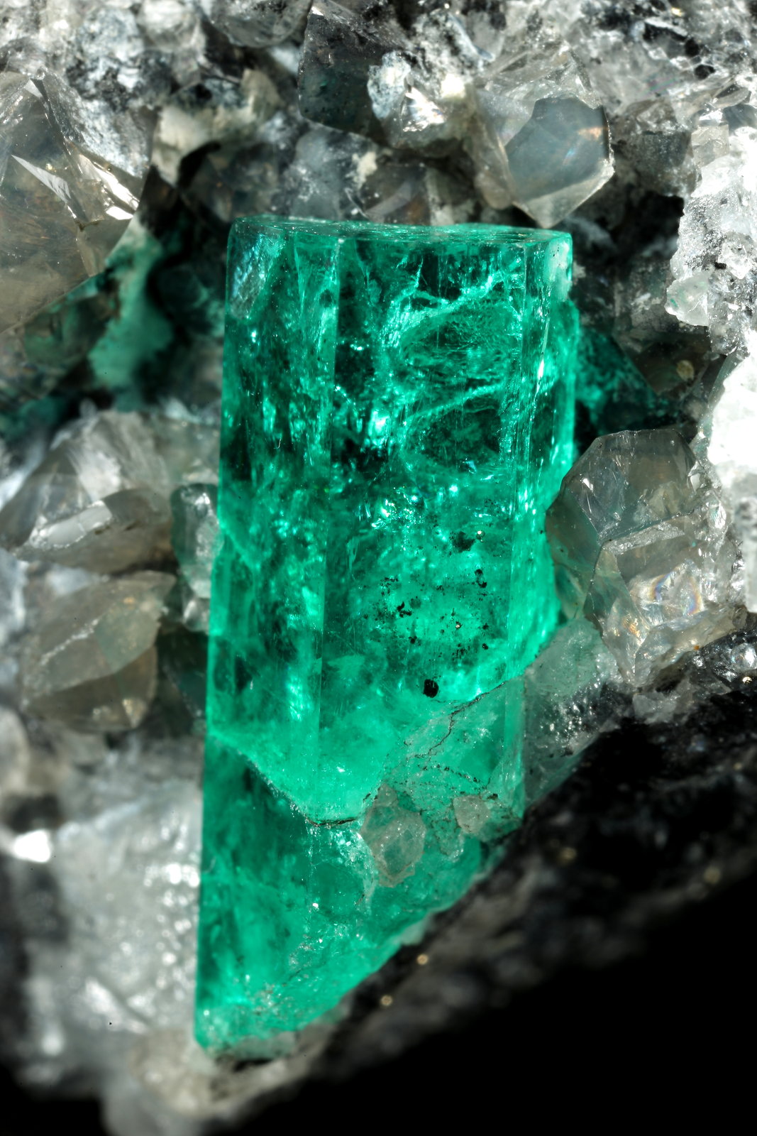 Beryl (variety emerald), Calcite, Dolomite, Pyrite
41x31x25mm, xl=17mm
(Autor: Fiebre Verde)