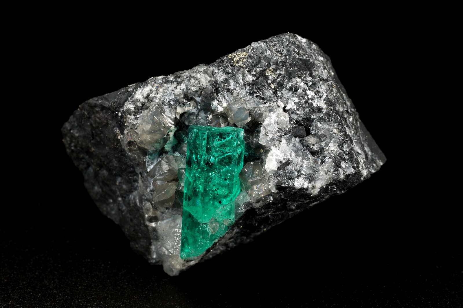 Beryl (variety emerald), Calcite, Dolomite, Pyrite
41x31x25mm, xl=17mm
(Autor: Fiebre Verde)