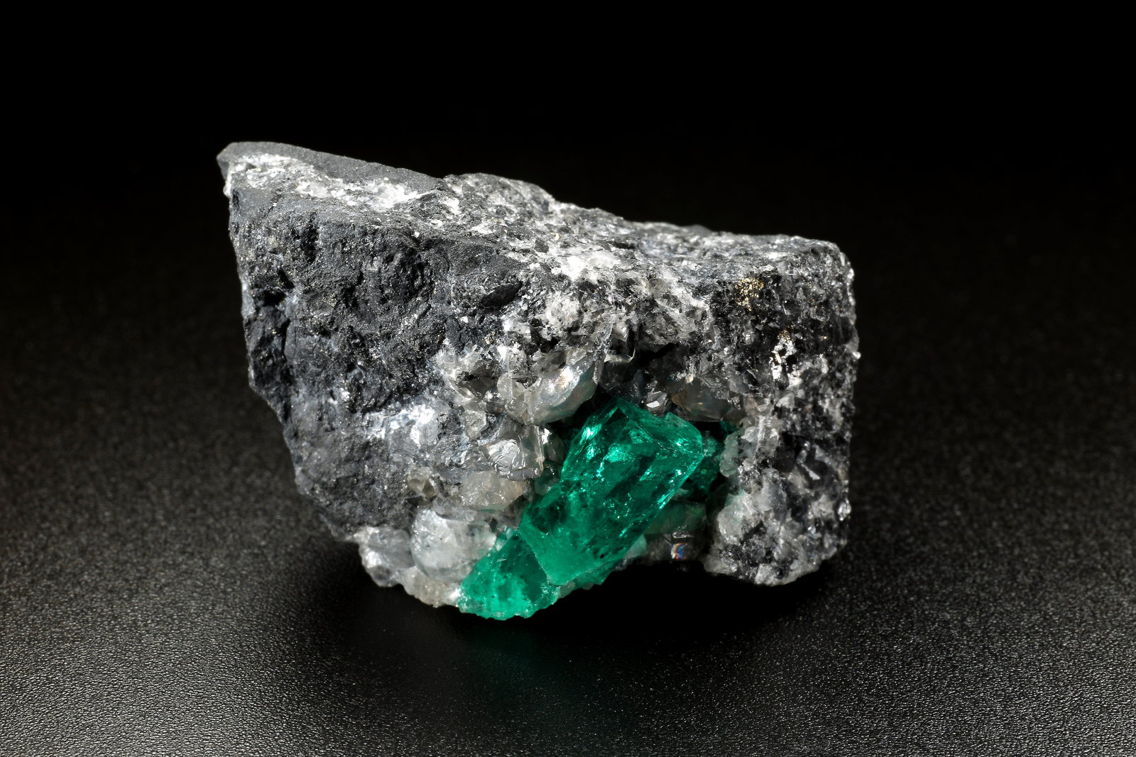 Beryl (variety emerald), Calcite, Dolomite, Pyrite
41x31x25mm, xl=17mm
(Autor: Fiebre Verde)