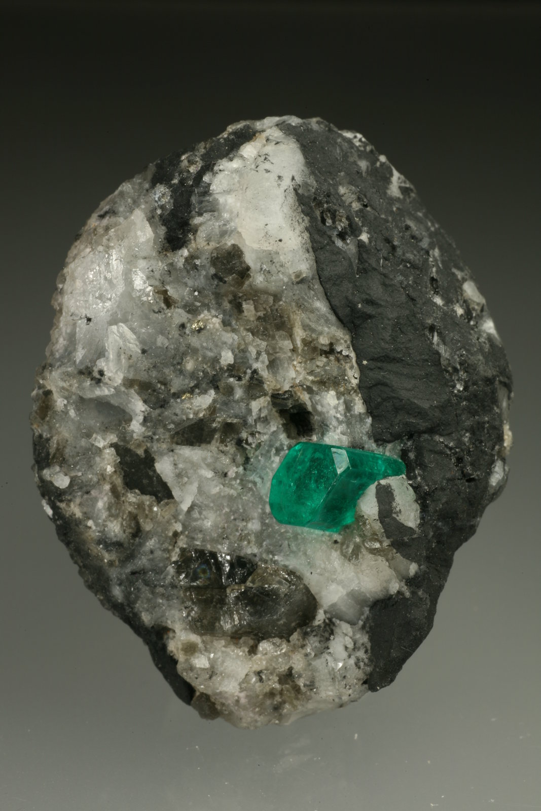 Beryl (variety emerald), Calcite, Pyrite
35x45mm, xl=6mm
(Autor: Fiebre Verde)