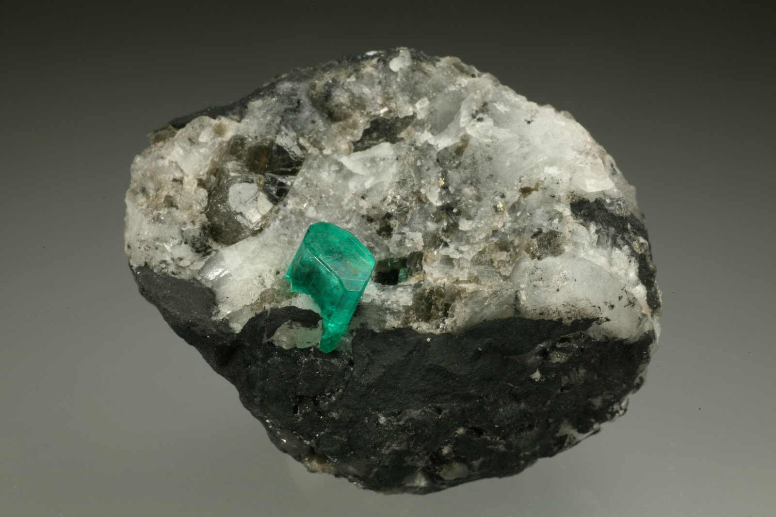 Beryl (variety emerald), Calcite, Pyrite
35x45mm, xl=6mm
(Autor: Fiebre Verde)