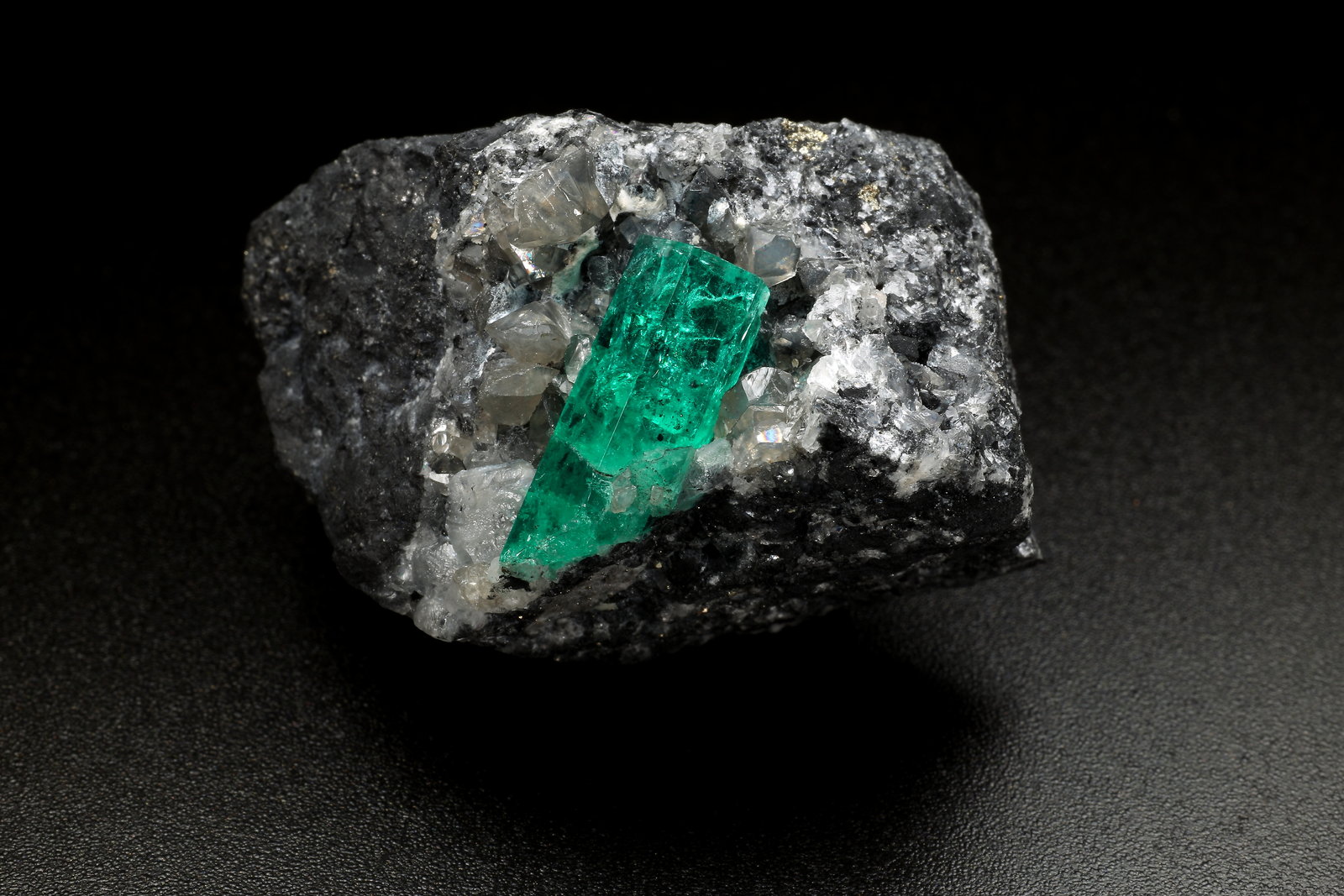 Beryl (variety emerald), Calcite, Dolomite, Pyrite
41x31x25mm, xl=17mm
(Autor: Fiebre Verde)
