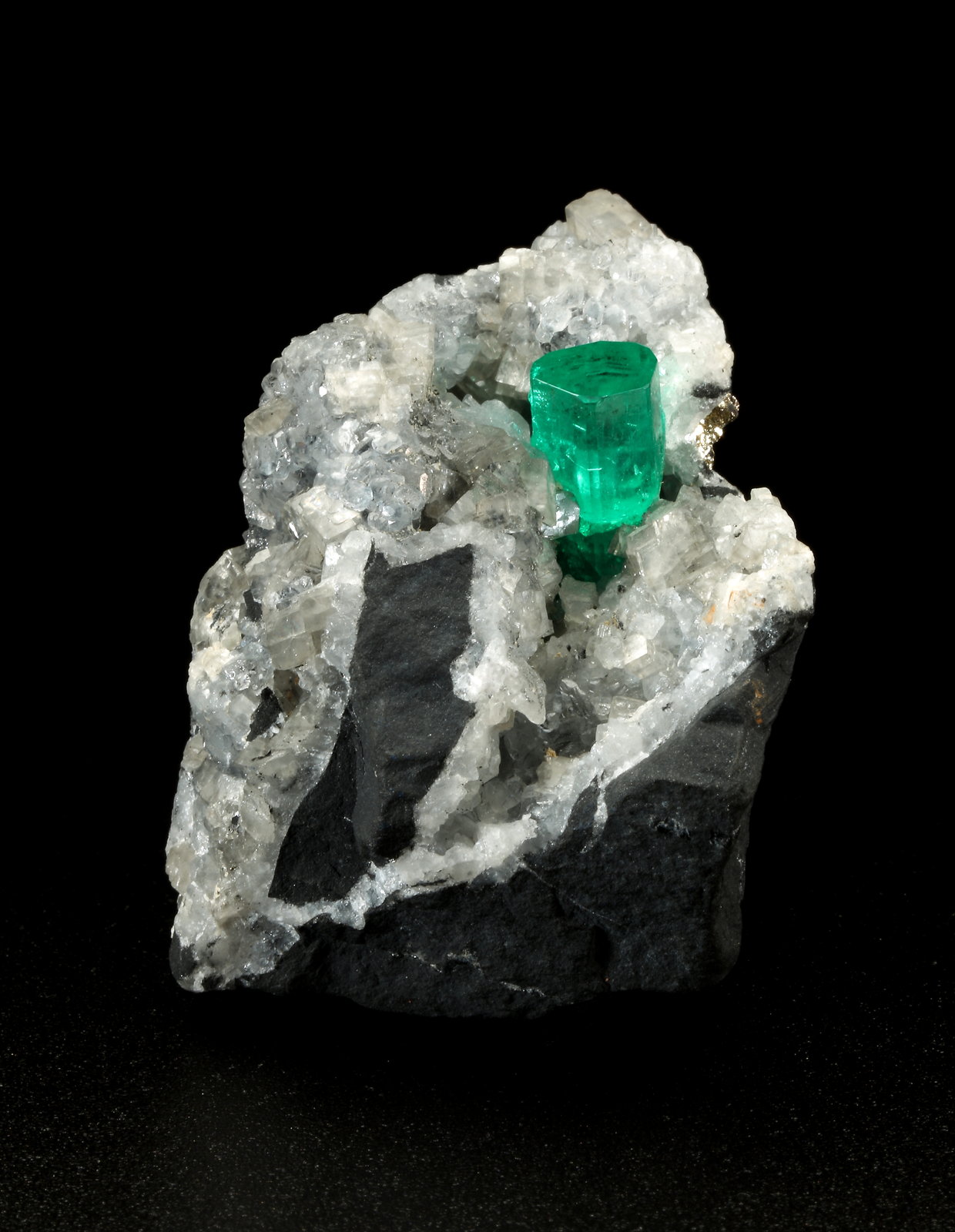 Beryl (variety emerald), Calcite, Dolomite, Pyrite
27x30x33mm, xl=9x6mm
(Autor: Fiebre Verde)