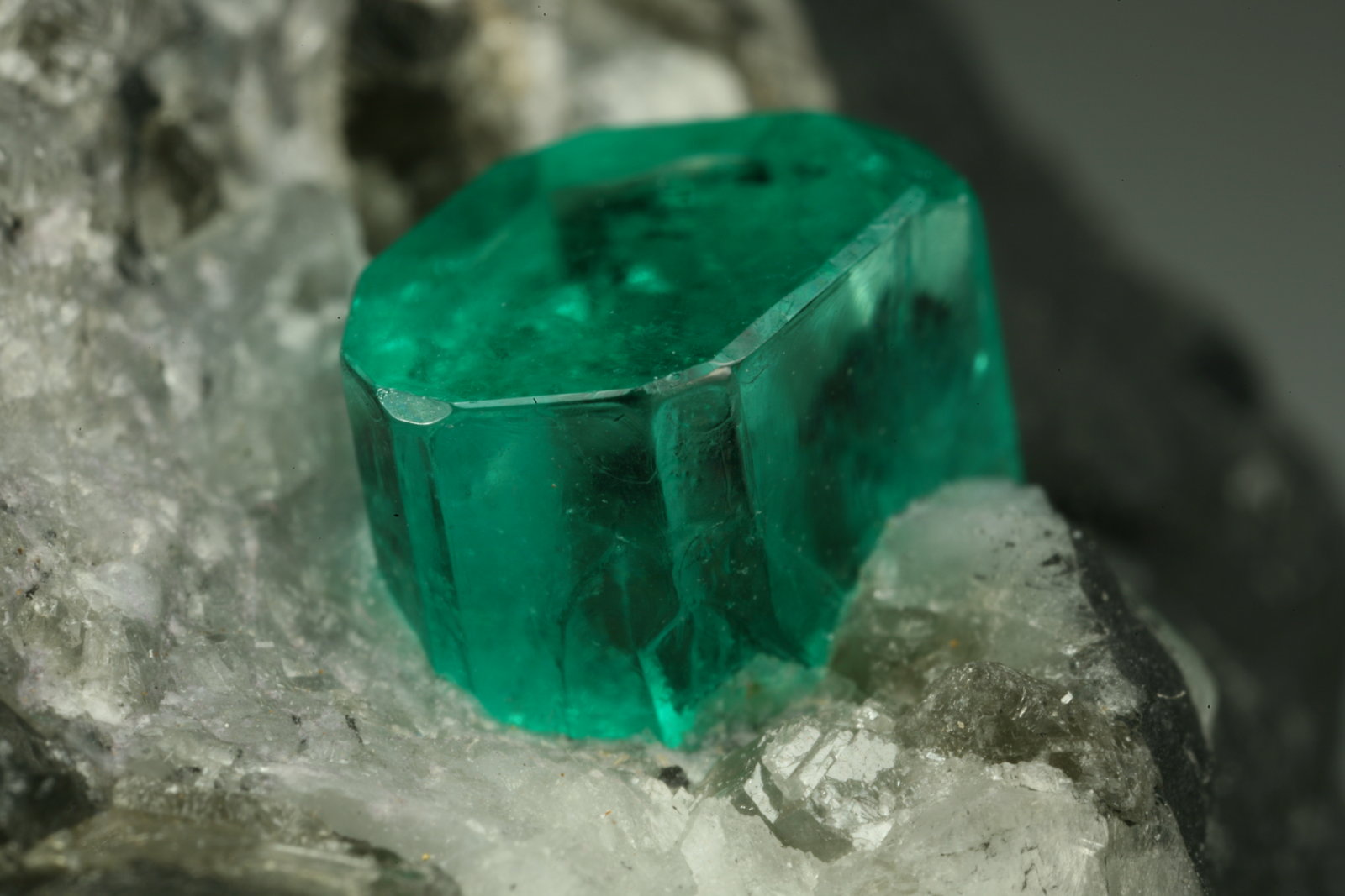 Beryl (variety emerald), Calcite, Pyrite
35x45mm, xl=6mm
(Autor: Fiebre Verde)