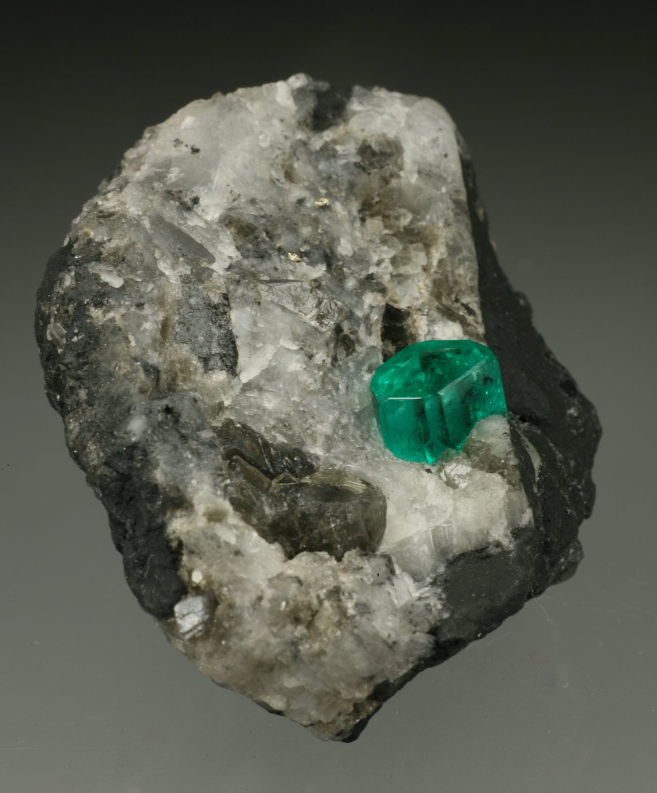 Beryl (variety emerald), Calcite, Pyrite
35x45mm, xl=6mm
(Autor: Fiebre Verde)