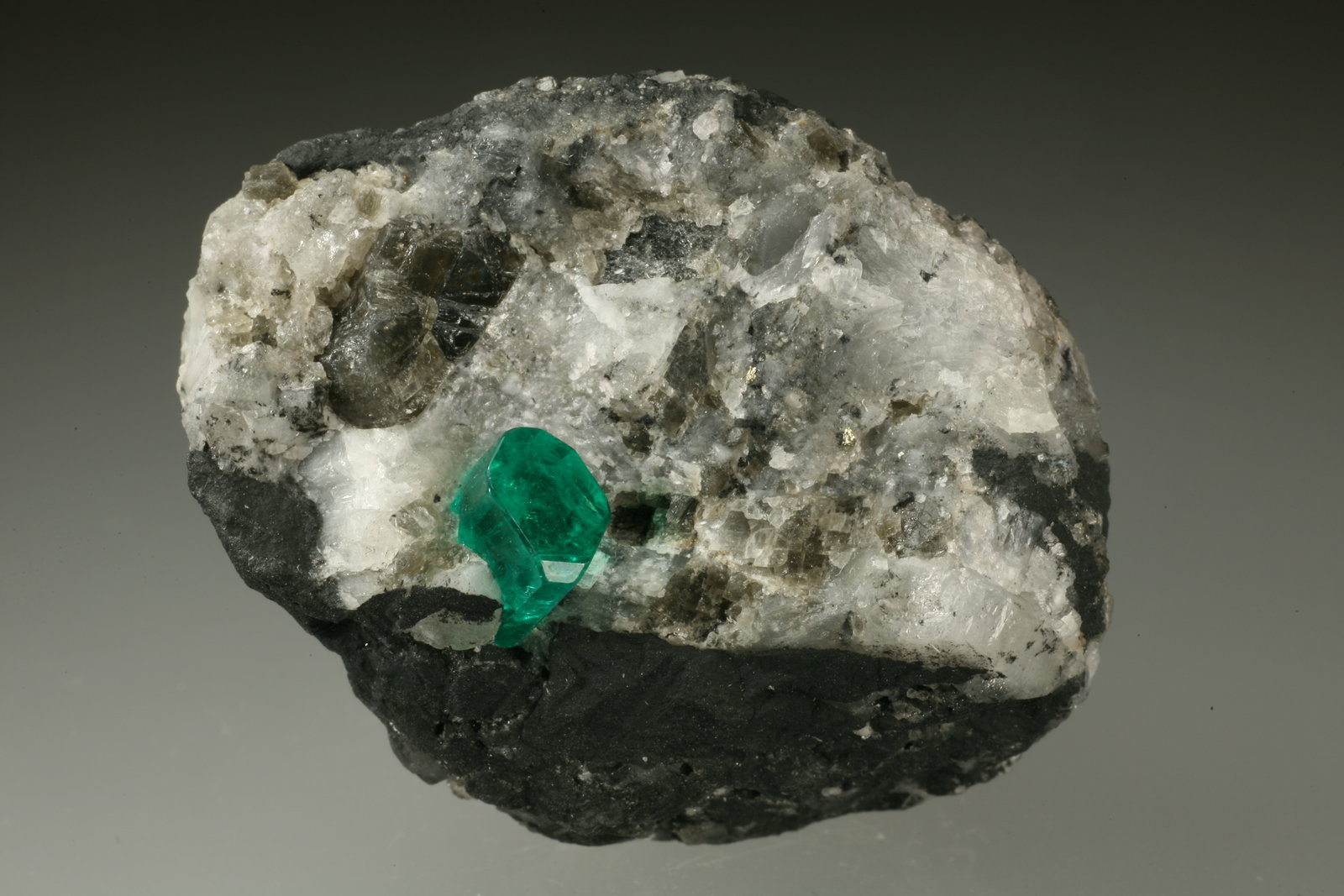 Beryl (variety emerald), Calcite, Pyrite
35x45mm, xl=6mm
(Autor: Fiebre Verde)