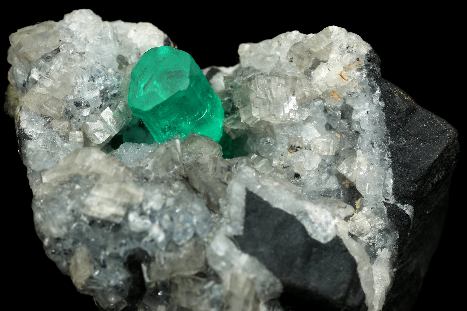 Beryl (variety emerald), Calcite, Dolomite, Pyrite
27x30x33mm, xl=9x6mm
(Autor: Fiebre Verde)