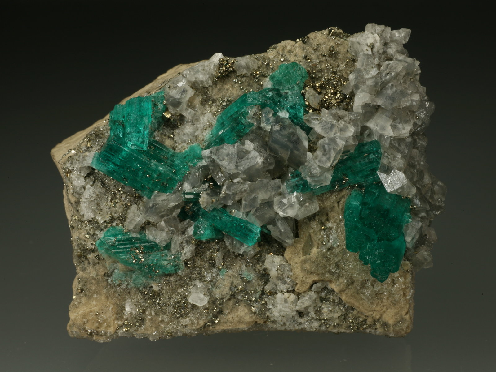 Beryl (variety emerald), Calcite, Pyrite
42x48x20mm
(Autor: Fiebre Verde)