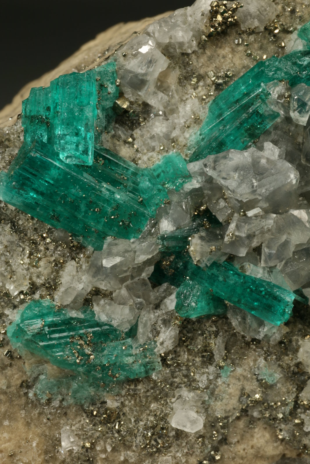 Beryl (variety emerald), Calcite, Pyrite
42x48x20mm - Detail
(Autor: Fiebre Verde)