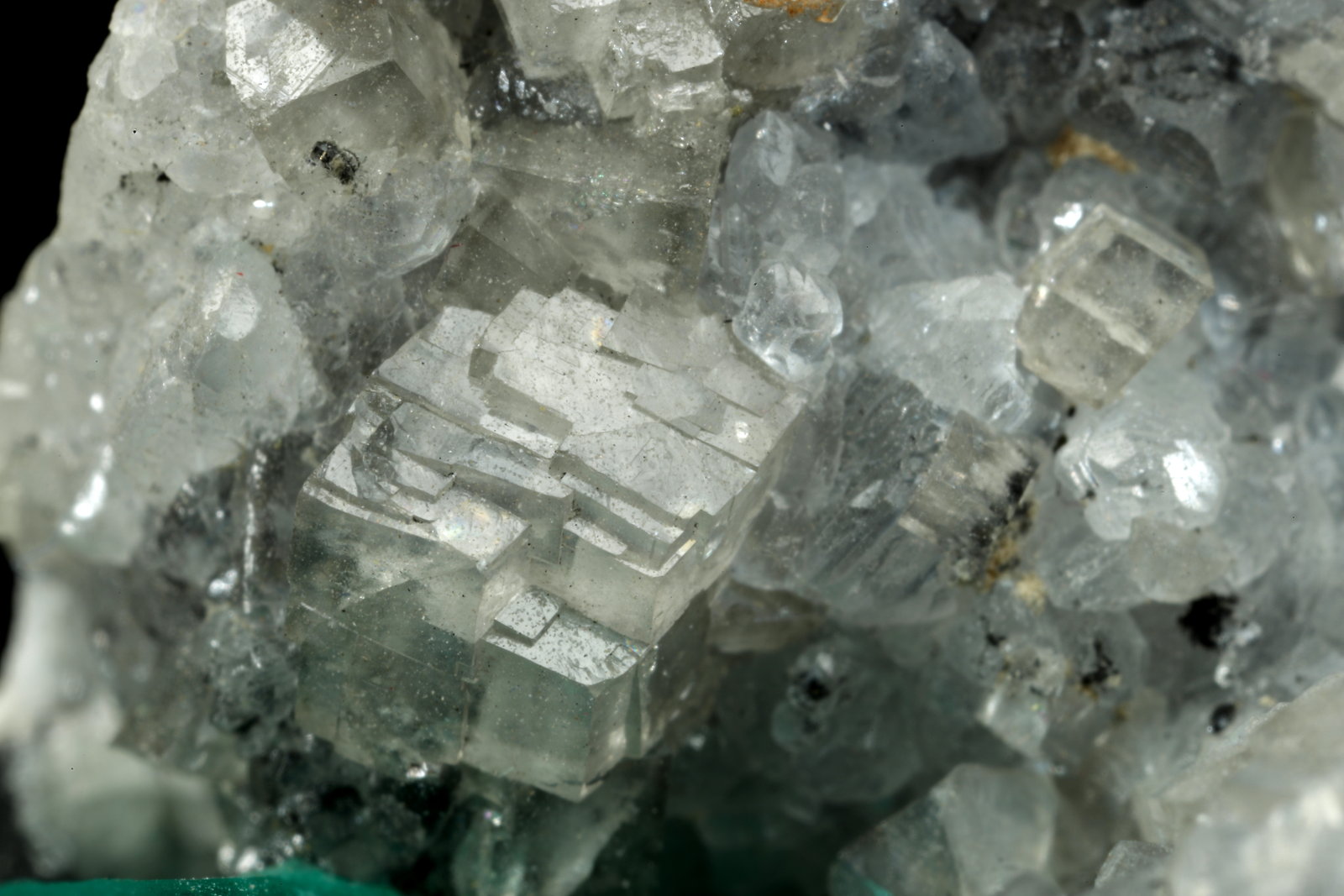 Beryl (variety emerald), Calcite, Dolomite, Pyrite
27x30x33mm, xl=9x6mm
(Autor: Fiebre Verde)