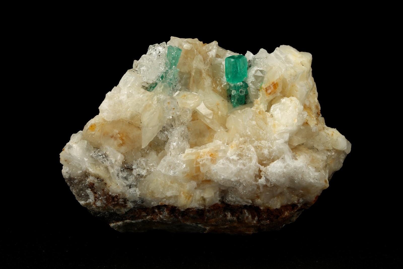 Beryl (variety emerald), Calcite, Quartz
78x51x44mm, main xl=12mm
(Autor: Fiebre Verde)