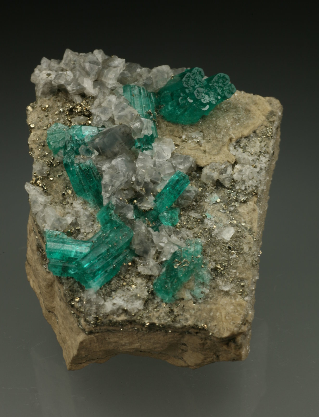 Beryl (variety emerald), Calcite, Pyrite
42x48x20mm
(Autor: Fiebre Verde)