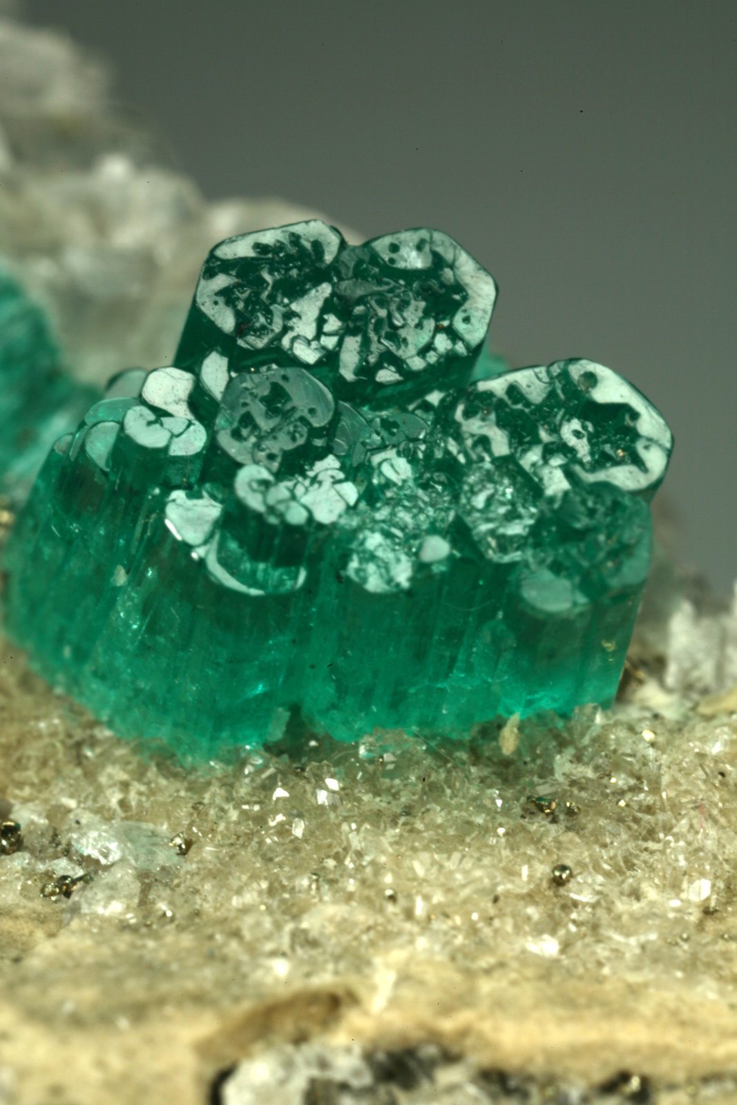 Beryl (variety emerald), Calcite, Pyrite
42x48x20mm - Detail
(Autor: Fiebre Verde)