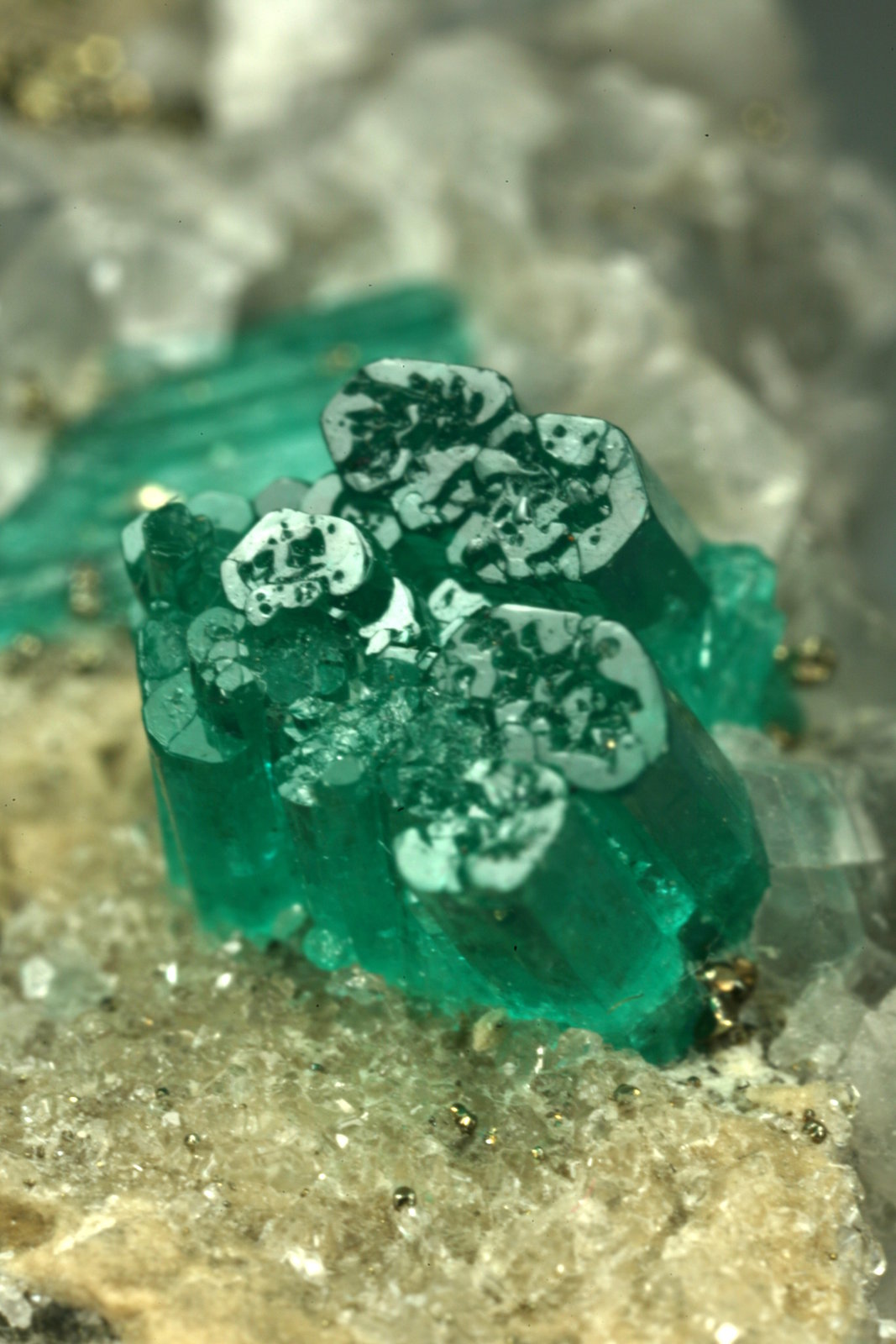 Beryl (variety emerald), Calcite, Pyrite
42x48x20mm - Detail
(Autor: Fiebre Verde)