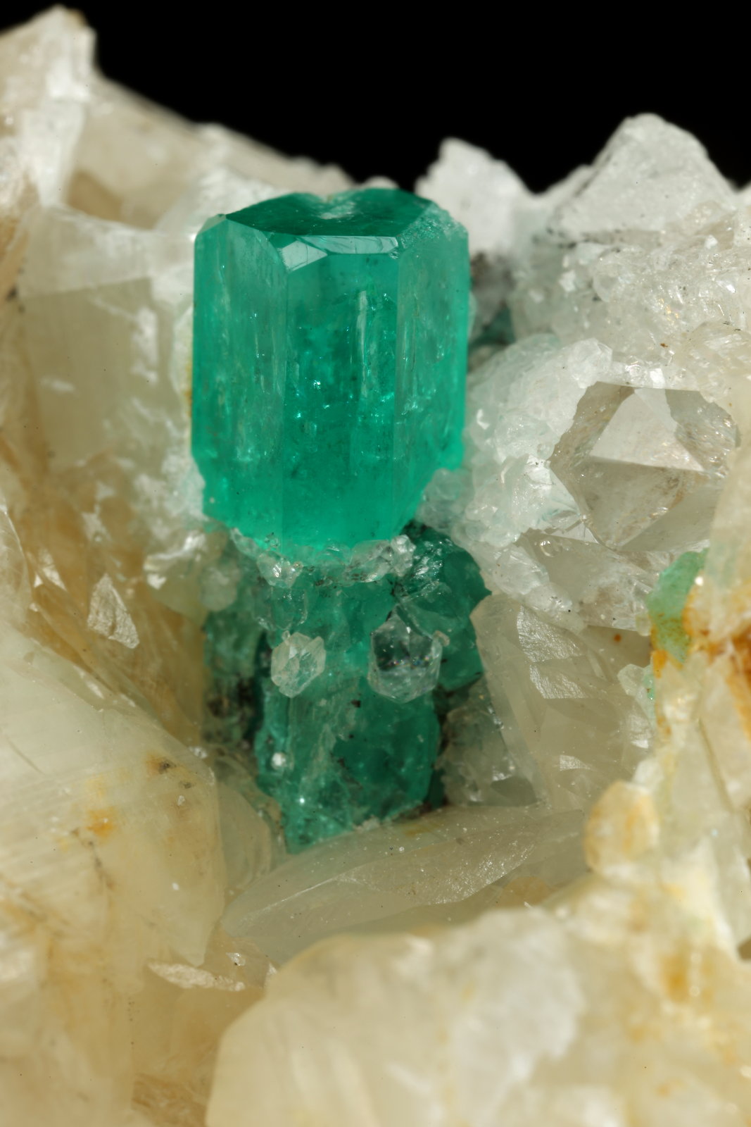 Beryl (variety emerald), Calcite, Quartz
78x51x44mm, main xl=12mm
(Autor: Fiebre Verde)