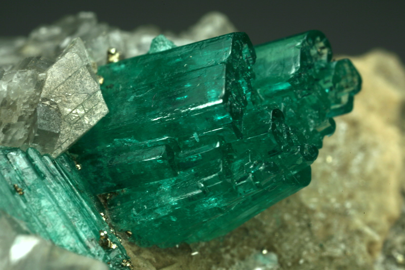 Beryl (variety emerald), Calcite, Pyrite
42x48x20mm - Detail
(Autor: Fiebre Verde)