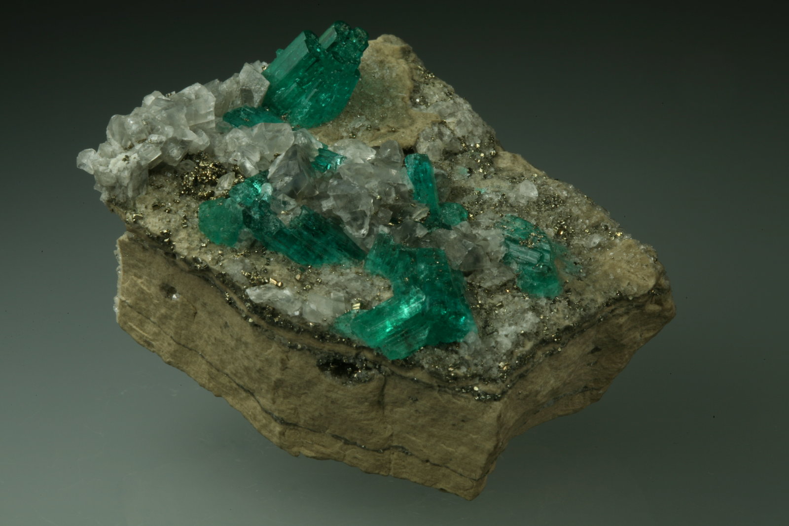 Beryl (variety emerald), Calcite, Pyrite
42x48x20mm
(Autor: Fiebre Verde)