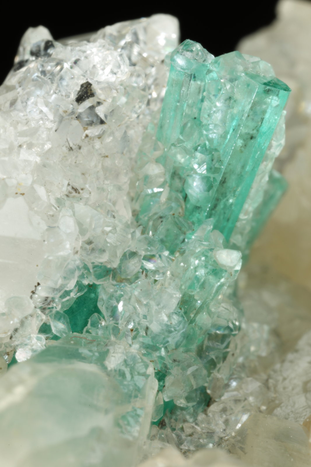 Beryl (variety emerald), Calcite, Quartz
78x51x44mm, main xl=12mm
(Autor: Fiebre Verde)