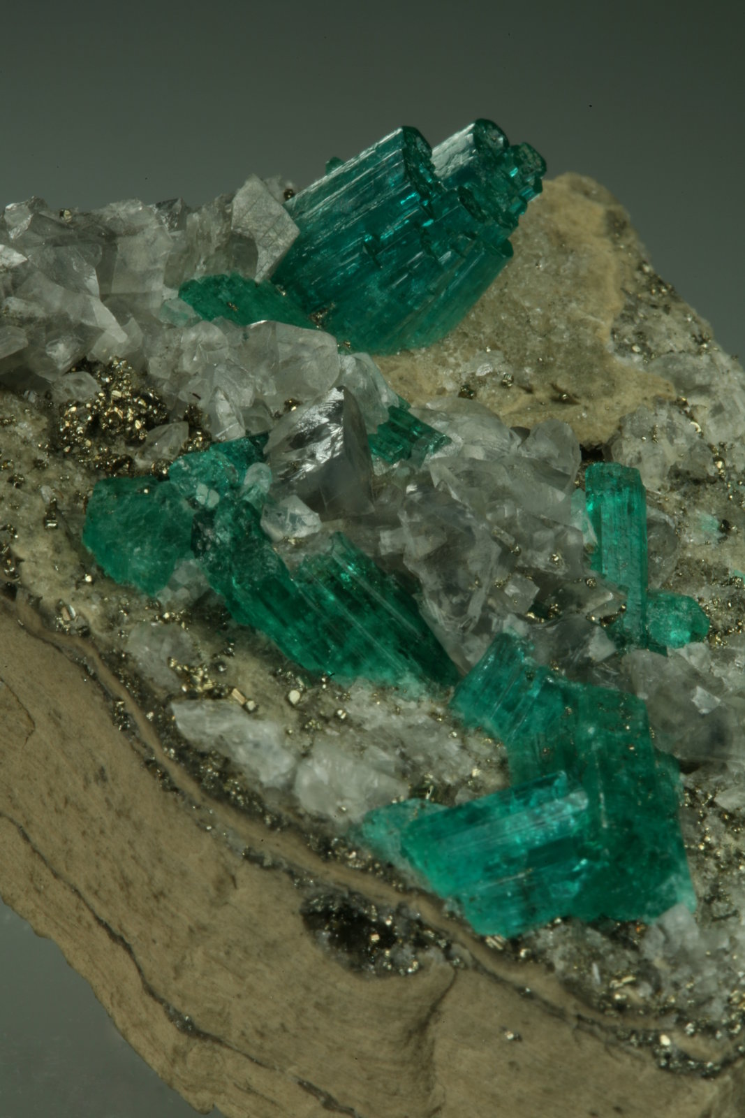 Beryl (variety emerald), Calcite, Pyrite
42x48x20mm - Detail
(Autor: Fiebre Verde)