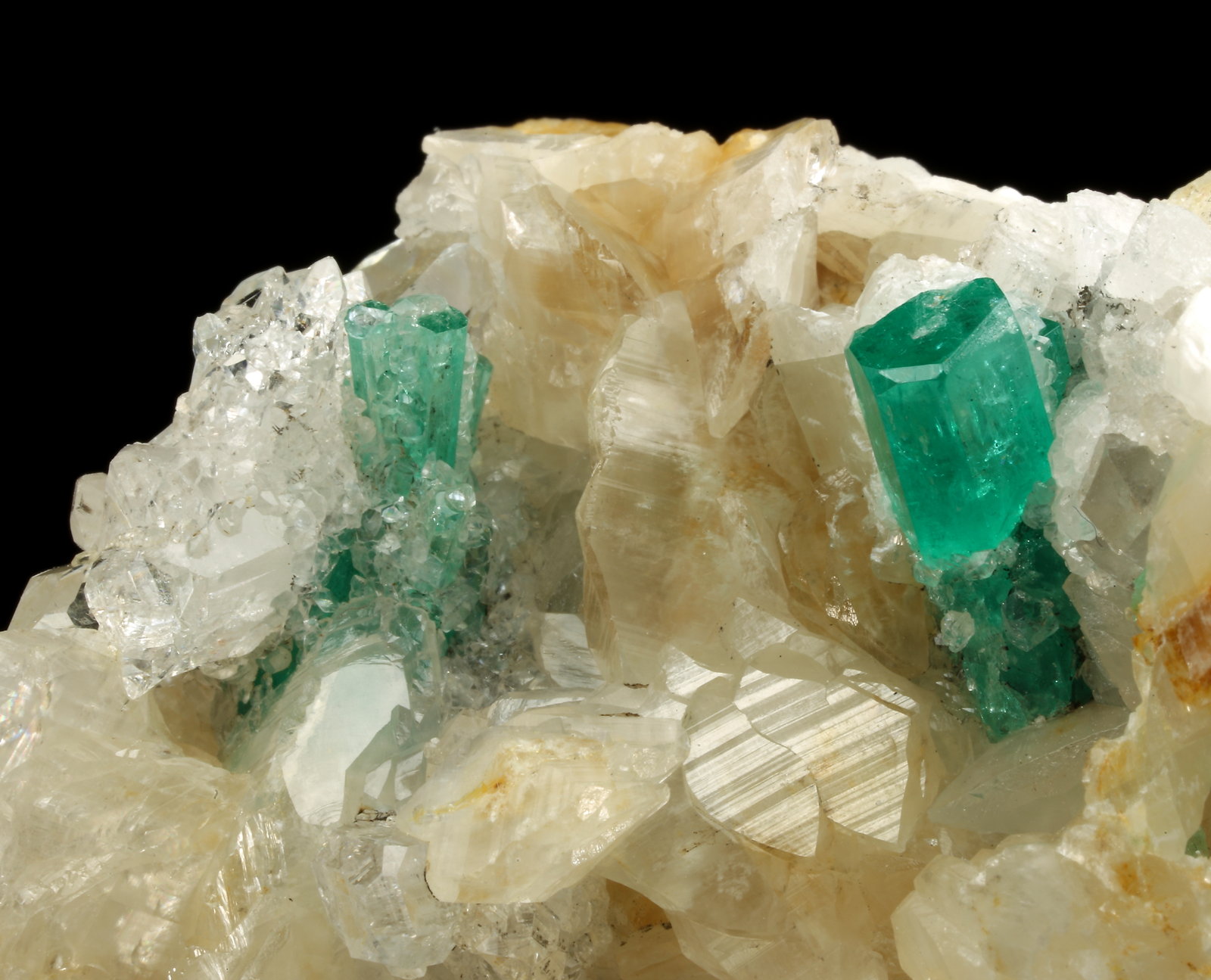 Beryl (variety emerald), Calcite, Quartz
78x51x44mm, main xl=12mm
(Autor: Fiebre Verde)