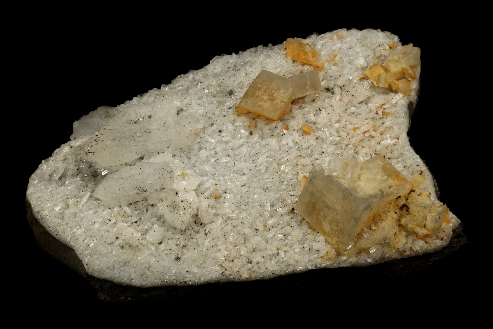 Euclase, Calcite, Albite (variety cleavelandite)
74x46x29mm, xl=7mm
(Autor: Fiebre Verde)