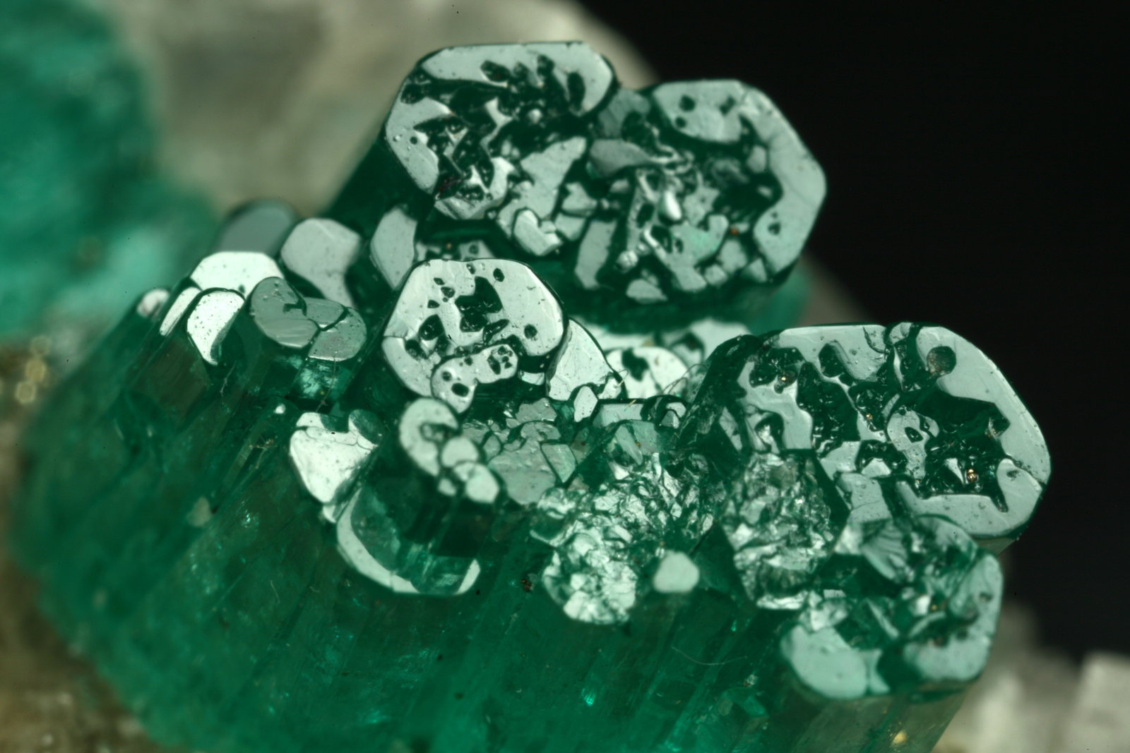 Beryl (variety emerald), Calcite, Pyrite
42x48x20mm - Detail
(Autor: Fiebre Verde)