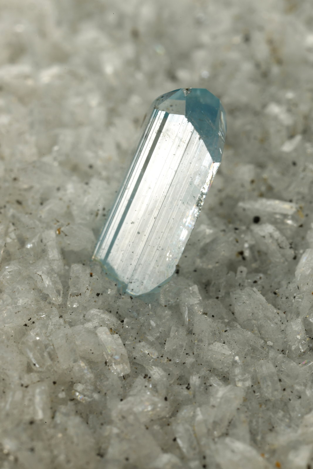 Euclase, Calcite, Albite (variety cleavelandite)
74x46x29mm, xl=7mm
(Autor: Fiebre Verde)