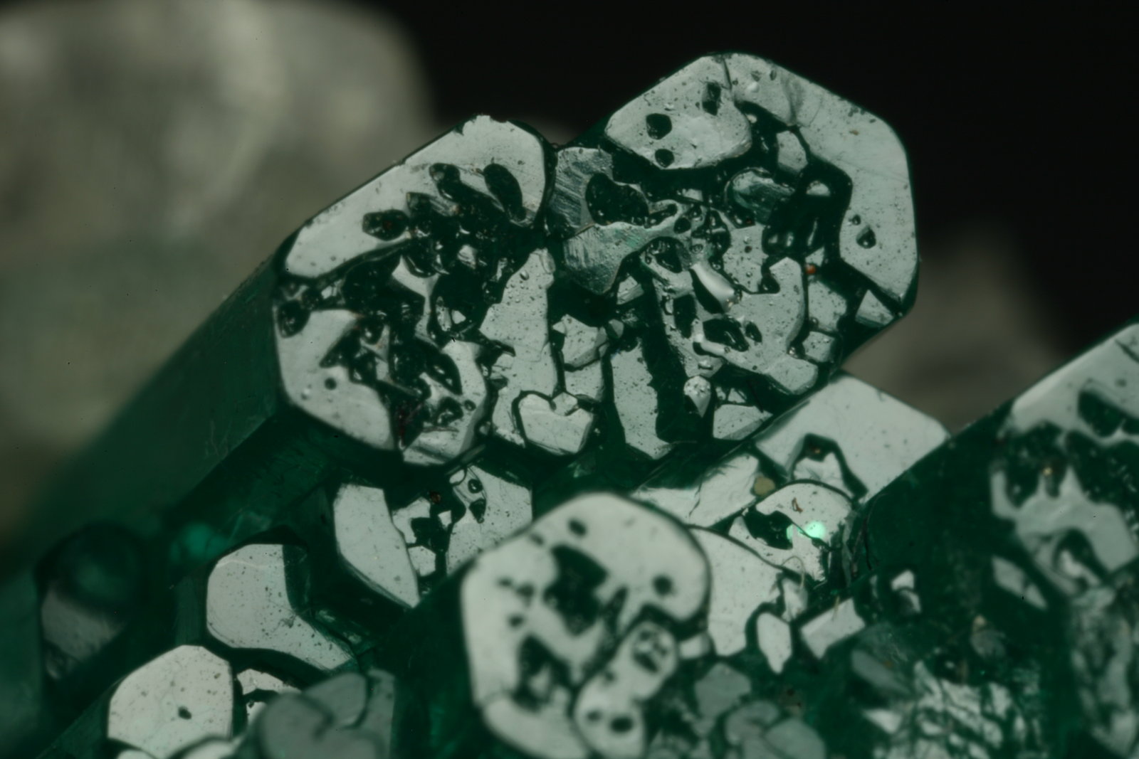 Beryl (variety emerald), Calcite, Pyrite
42x48x20mm - Detail
(Autor: Fiebre Verde)