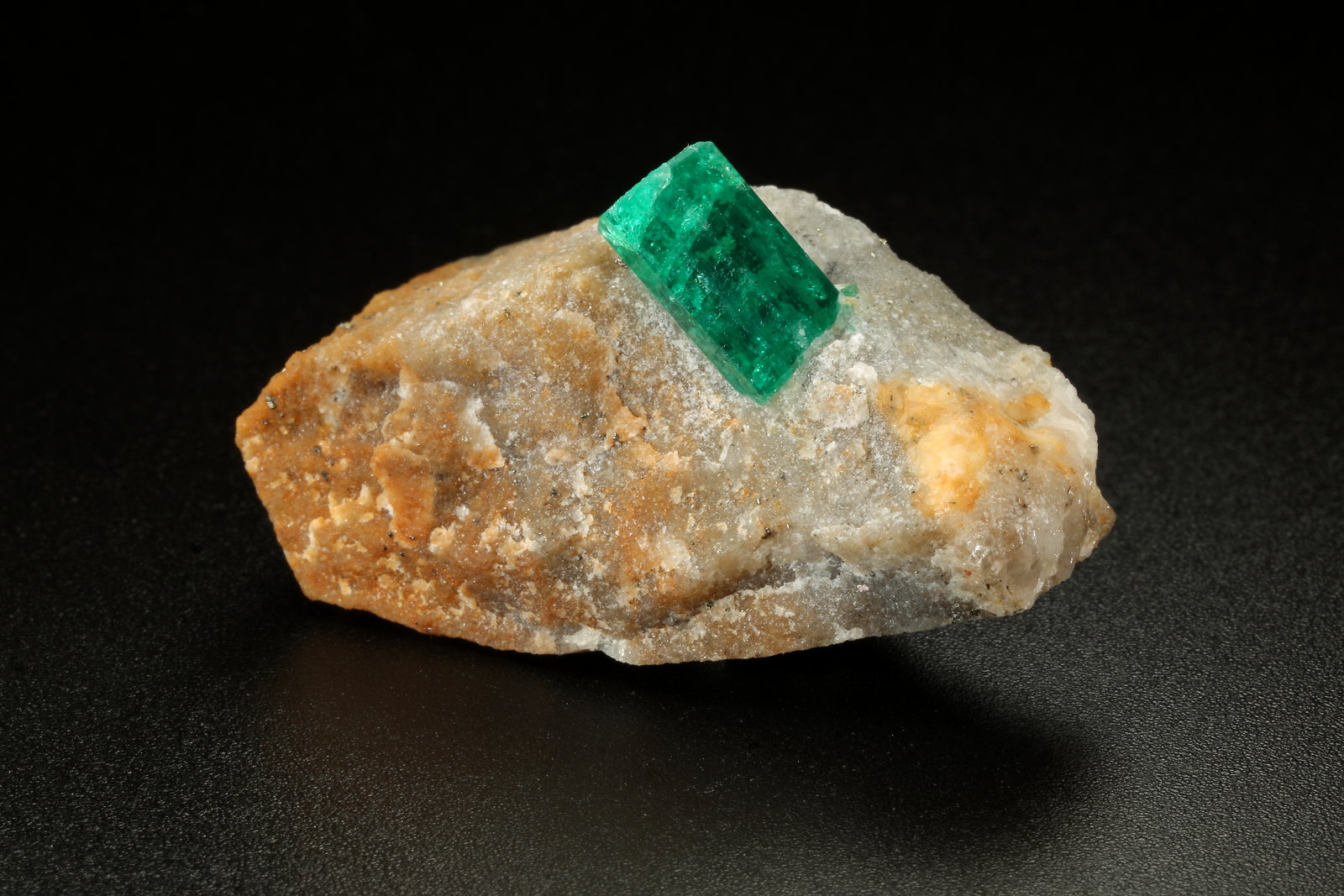 Beryl (variety emerald), Pyrite
40x28x22mm, xl=11x7mm
(Autor: Fiebre Verde)