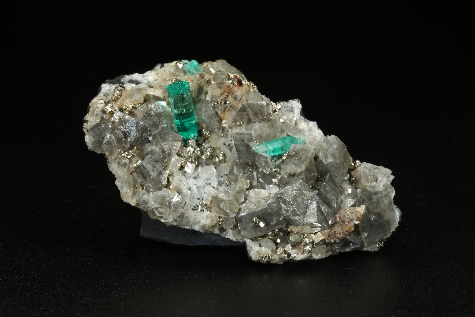 Beryl (variety emerald), Albite (variety cleavelandite), Pyrite, Calcite
44x23x24mm, main xl=8mm
(Autor: Fiebre Verde)