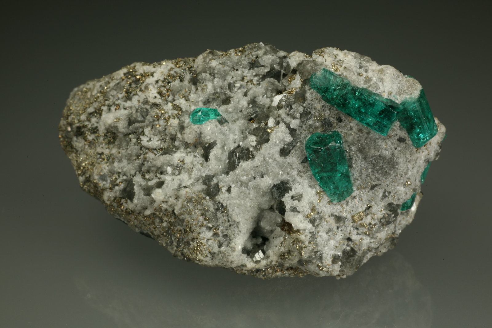 Beryl (variety emerald), Calcite, Pyrite
55x35x28mm
(Autor: Fiebre Verde)