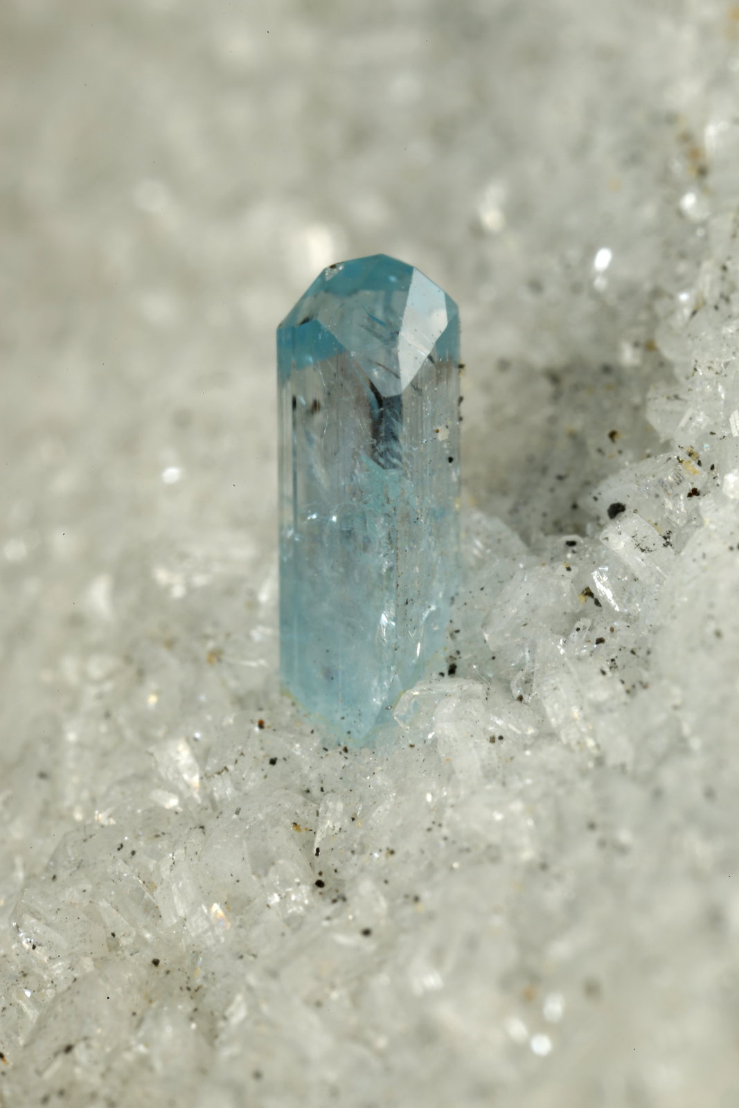 Euclase, Calcite, Albite (variety cleavelandite)
74x46x29mm, xl=7mm
(Autor: Fiebre Verde)