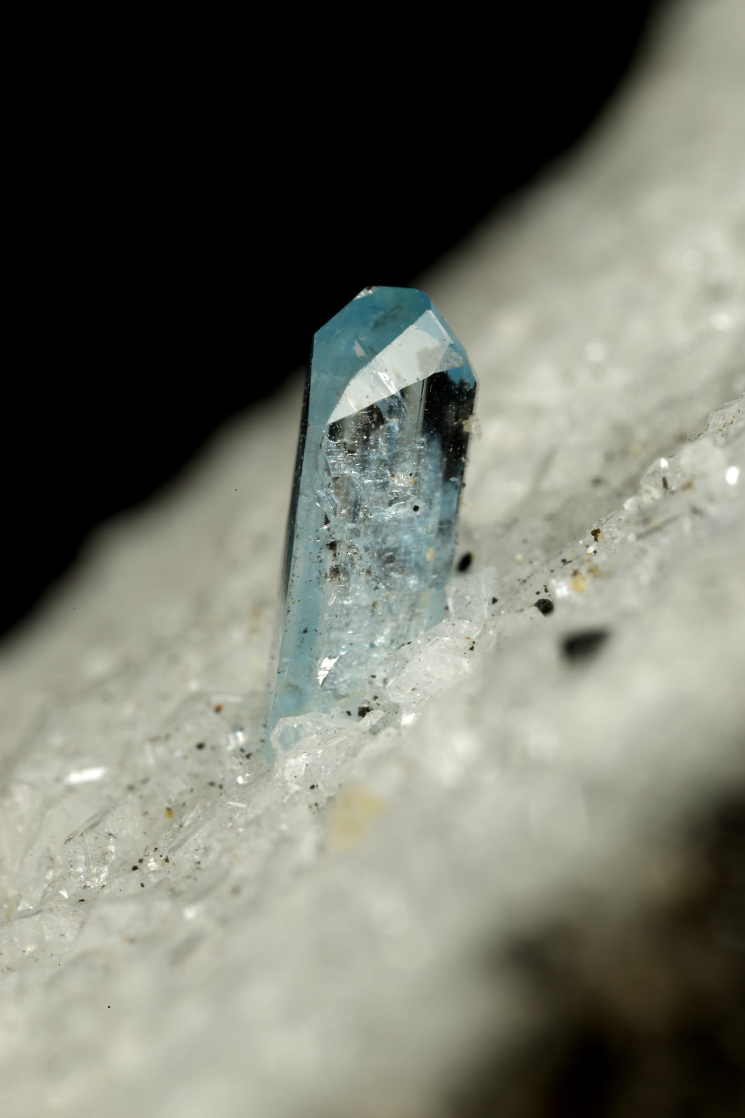 Euclase, Calcite, Albite (variety cleavelandite)
74x46x29mm, xl=7mm
(Autor: Fiebre Verde)