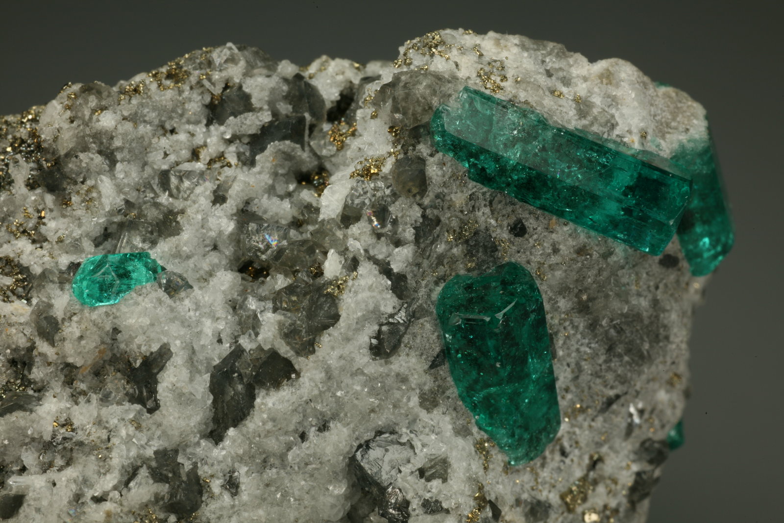Beryl (variety emerald), Calcite, Pyrite
Detail
(Autor: Fiebre Verde)