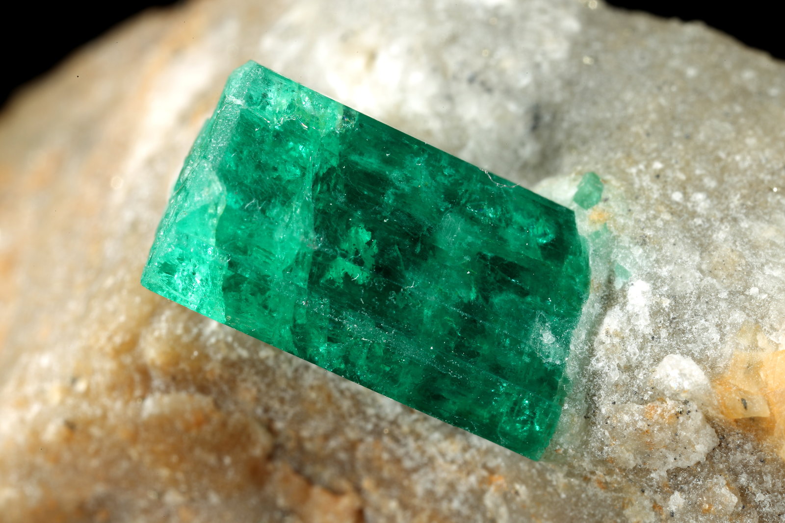 Beryl (variety emerald), Pyrite
40x28x22mm, xl=11x7mm
(Autor: Fiebre Verde)