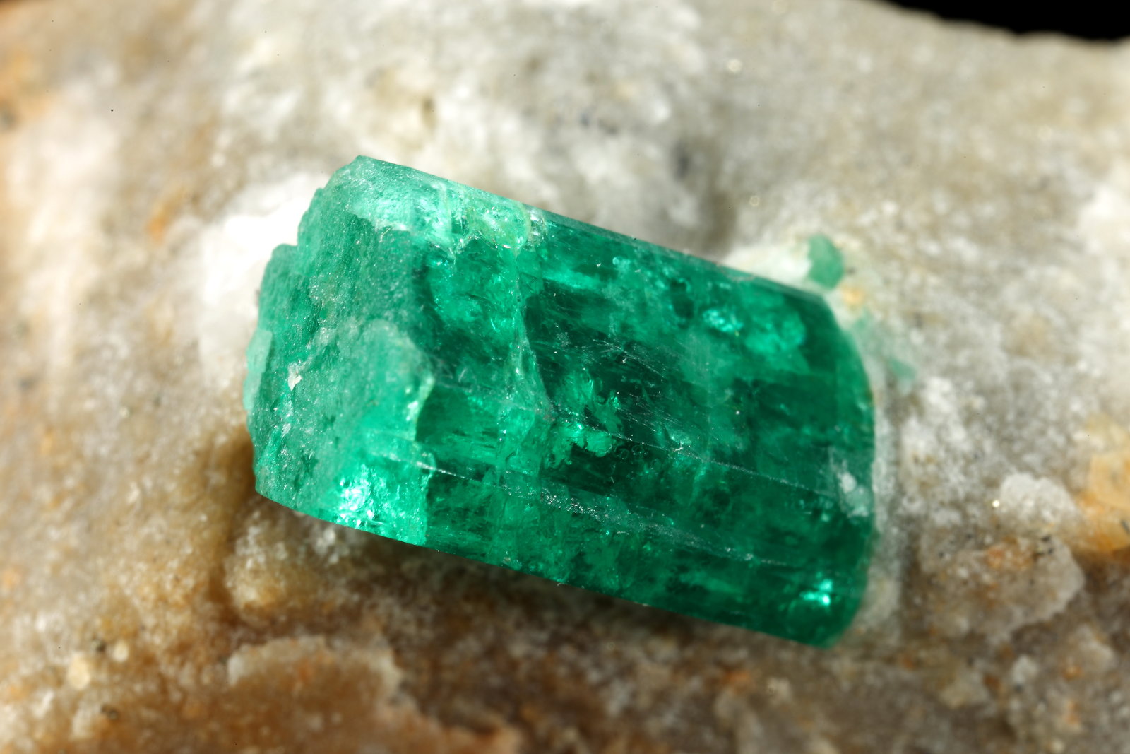 Beryl (variety emerald), Pyrite
40x28x22mm, xl=11x7mm
(Autor: Fiebre Verde)
