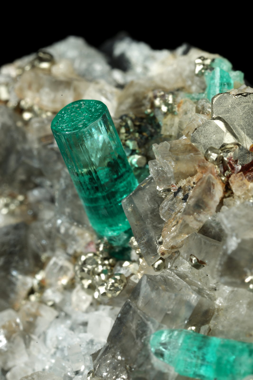 Beryl (variety emerald), Albite (variety cleavelandite), Pyrite, Calcite
44x23x24mm, main xl=8mm
(Autor: Fiebre Verde)