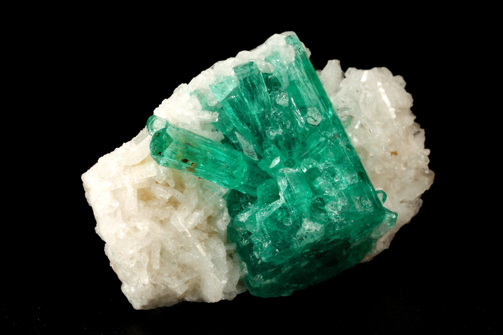 Beryl (variety emerald), Albite (variety cleavelandite)
35x23x11mm, aggregate=15x21mm
(Autor: Fiebre Verde)