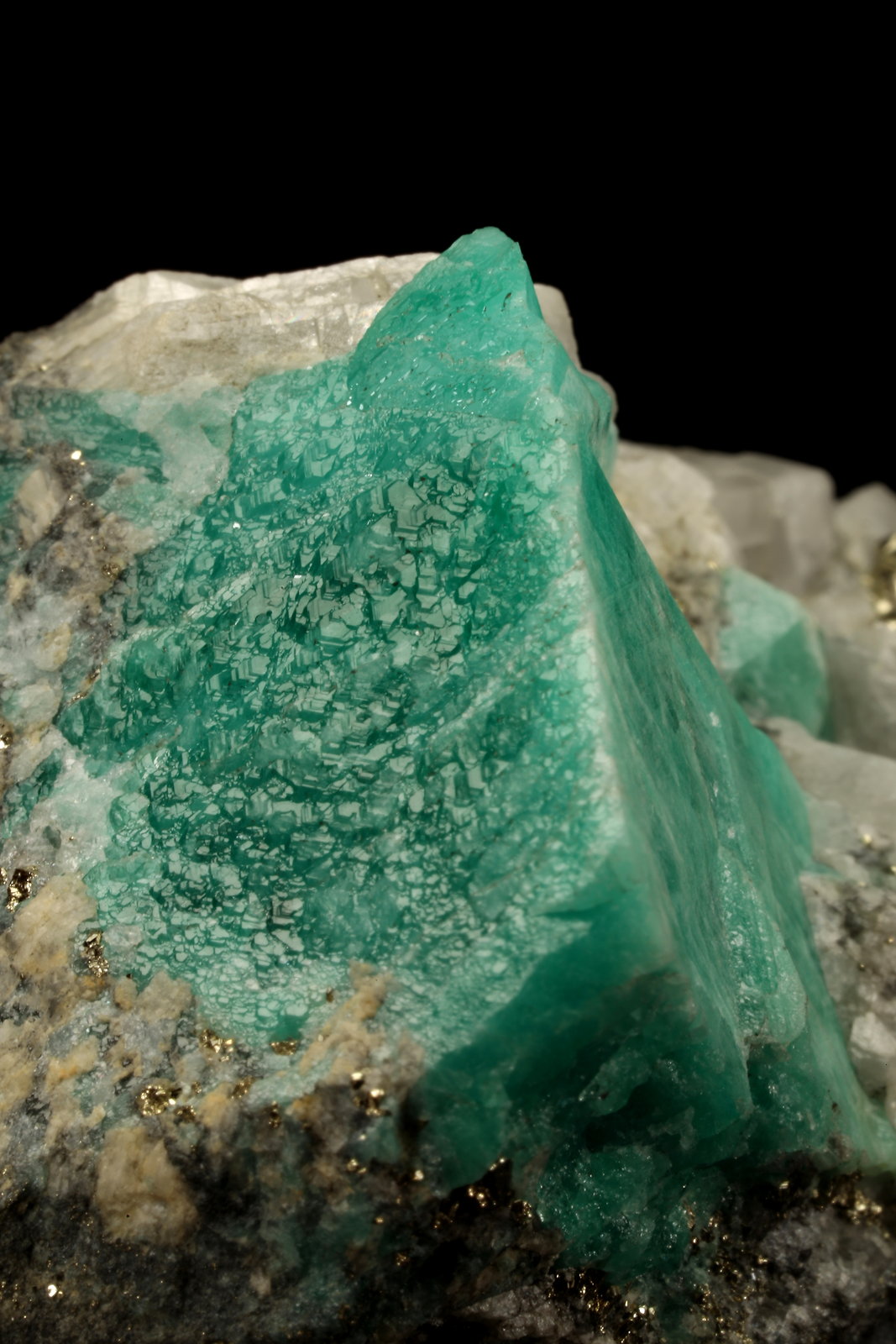 Beryl (variety emerald), Calcite, Pyrite
55x36x35mm, xl=24x20mm
(Autor: Fiebre Verde)
