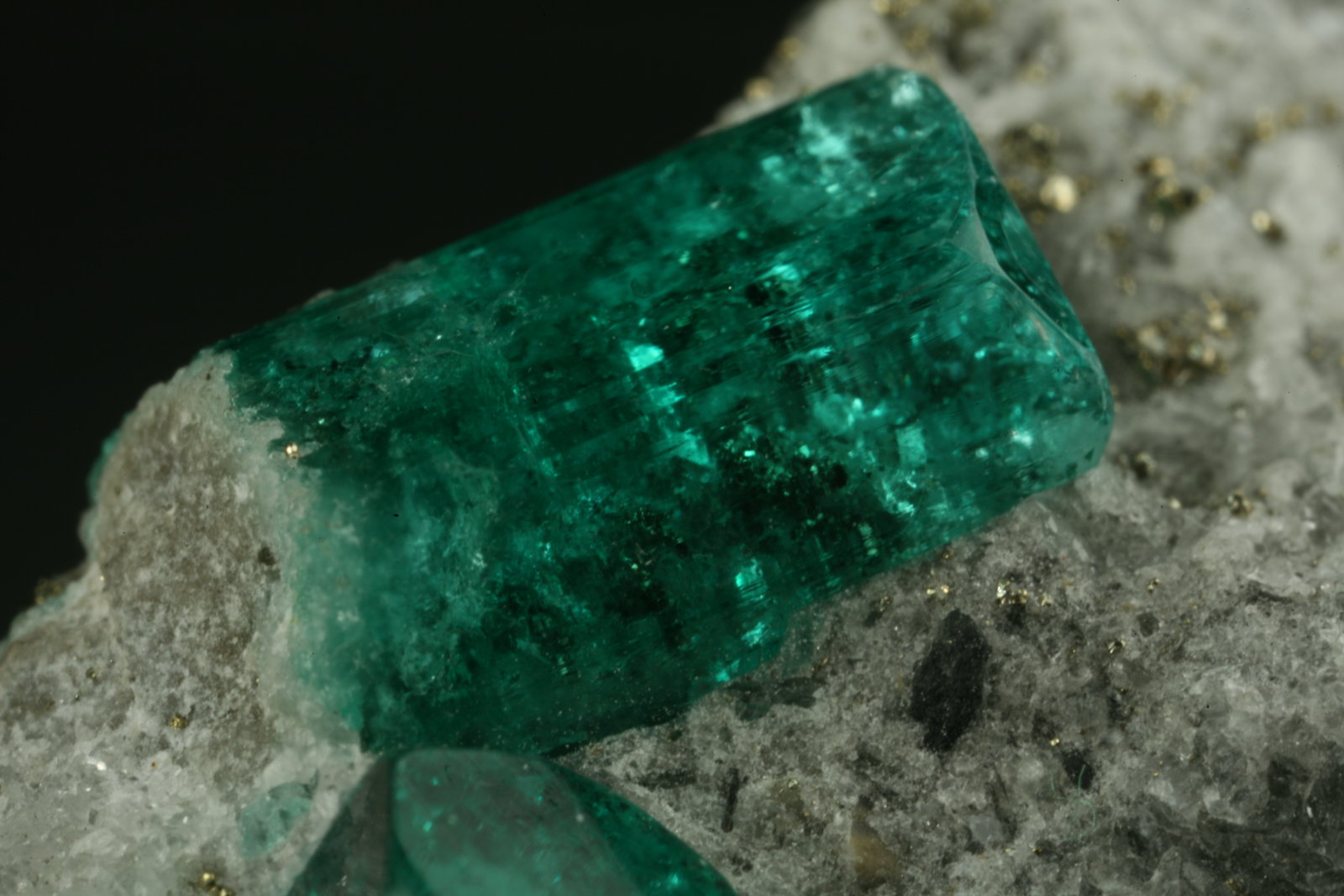 Beryl (variety emerald), Calcite, Pyrite
Detail
(Autor: Fiebre Verde)