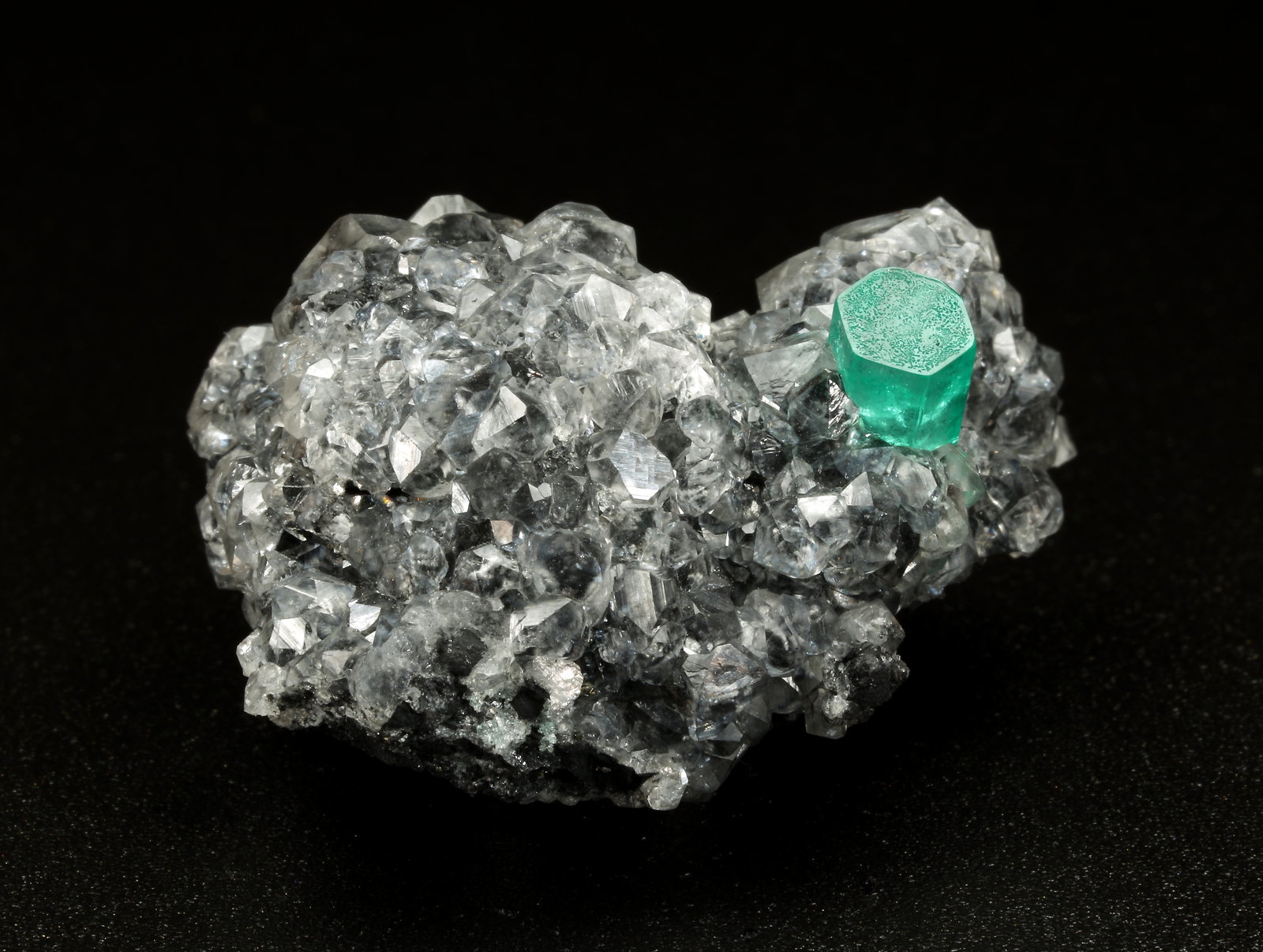 Beryl (variety emerald), Calcite
27x34x10mm, xl=10x4.5mm
(Autor: Fiebre Verde)