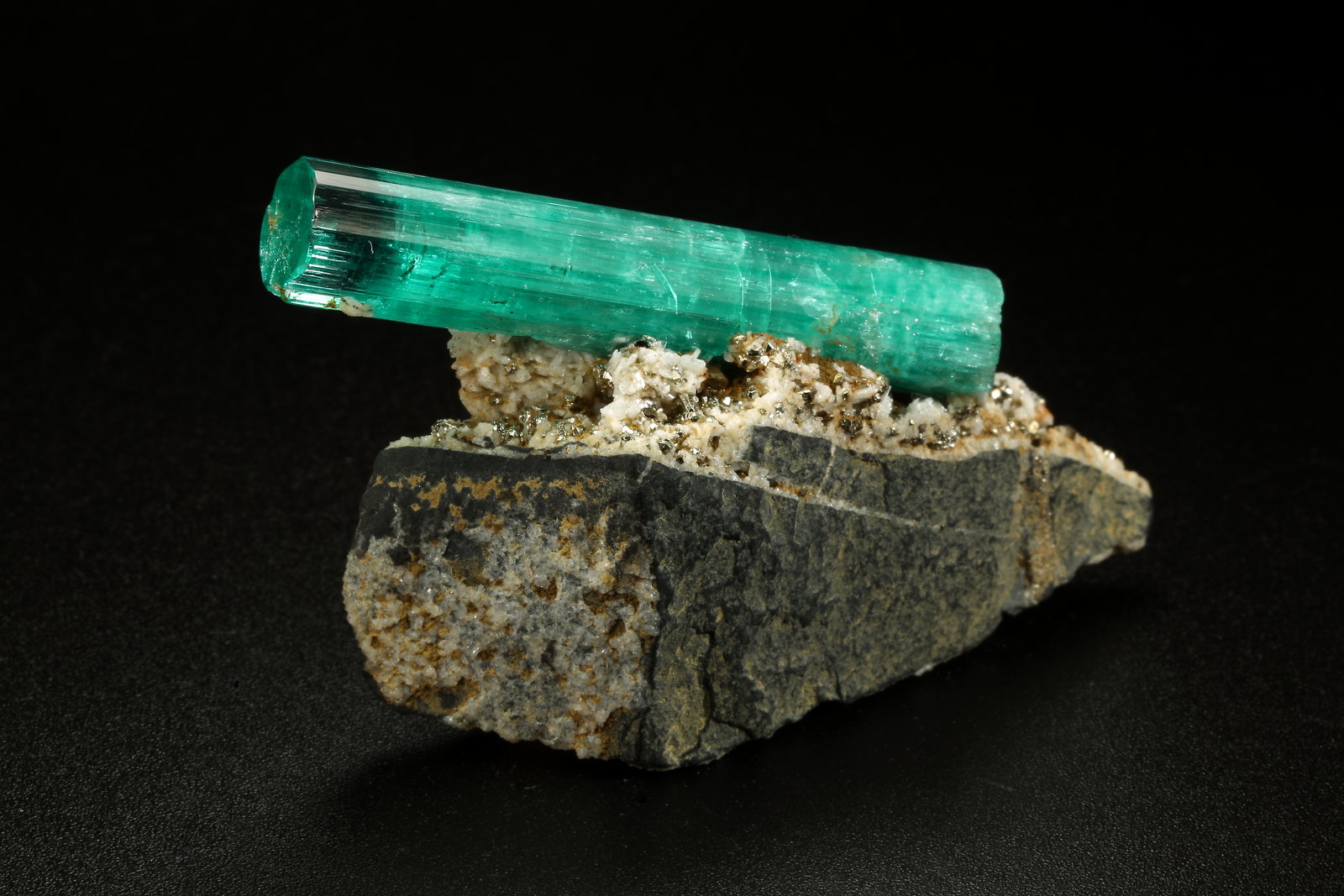 Beryl (variety emerald), Albite (variety cleavelandite), Pyrite
crystal=45mm
(Autor: Fiebre Verde)