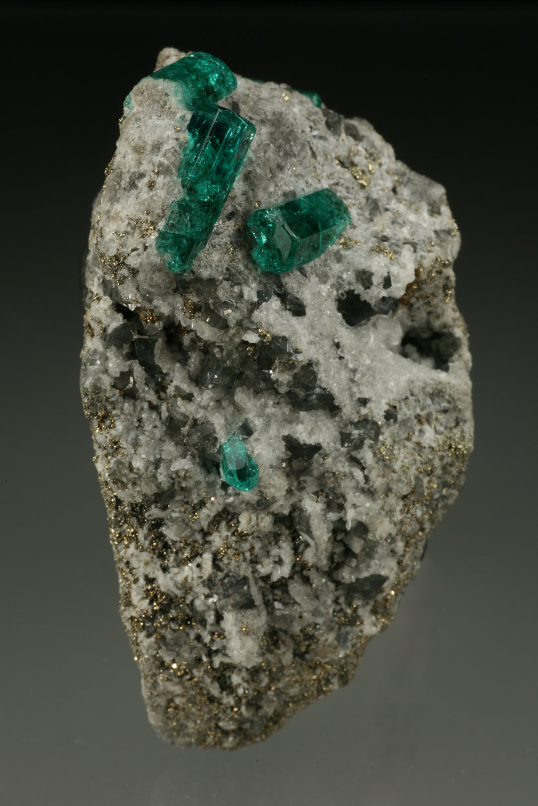 Beryl (variety emerald), Calcite, Pyrite
55x35x28mm
(Autor: Fiebre Verde)