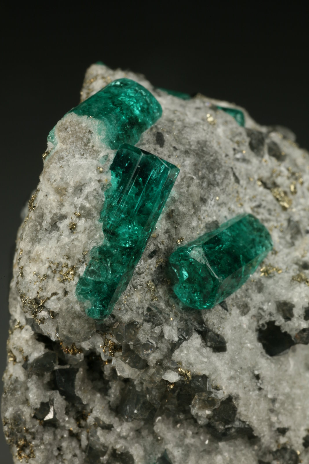 Beryl (variety emerald), Calcite, Pyrite
Detail
(Autor: Fiebre Verde)
