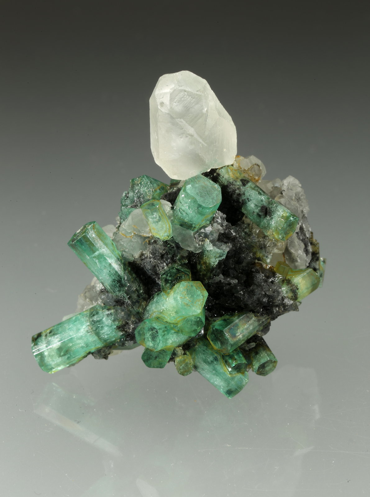 Beryl (variety emerald), Calcite
35x35mm
(Autor: Fiebre Verde)